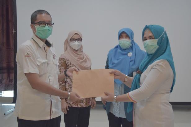 Penyerahan SK karyawan Tetap kepada salah satu pekerja honorer/kontrak di SPH diserahkan oleh Sekretaris Yayasan Semen Padang, Eko Bagus Priyuantoro, Senin, 30 November 2020 (Ist)